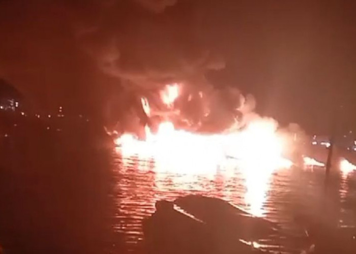 Diduga Kapal Pengangkut BBM Terbakar dan Meledak di Sungai Musi Tak Jauh dari Jembatan Ampera