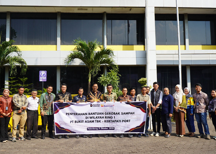 Dukung Kebersihan Lingkungan, PTBA Serahkan 9 Unit Gerobak Sampah untuk Warga Ring 1 Kertapati
