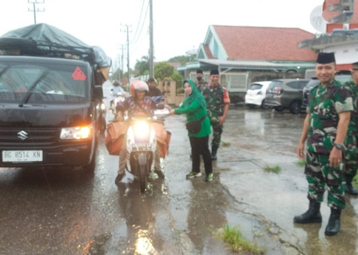 Akhir Ramadan, Koramil 402-13/Sungai Menang OKI Bersama Persit Bagikan Takjil