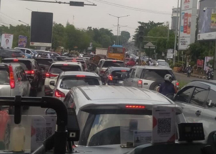 Listrik Padam di Palembang, Lampu Merah Tak Berfungsi, Pengendara Motor Banyak Naik Trotoar 