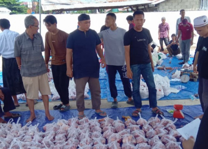 Masjid An Naim Kelurahan Jua-jua Kayuagung Potong 3 Sapi dan 3 Kambing, 200 Kantong Daging Didistribusikan