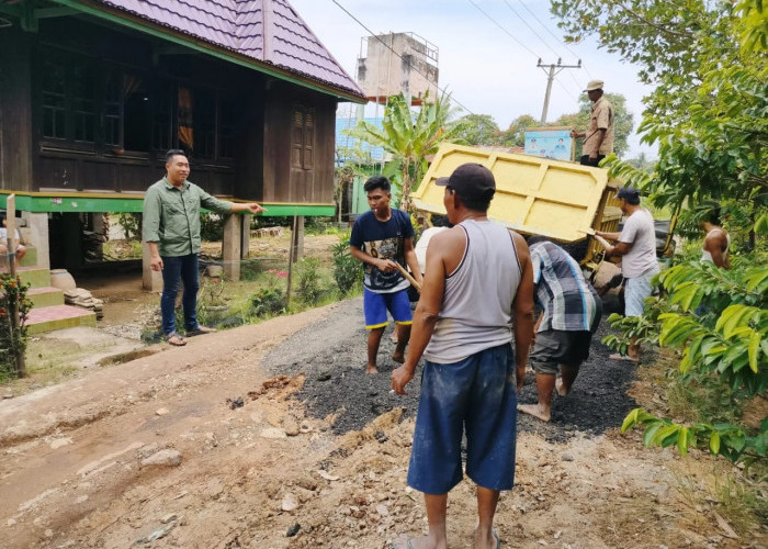 Pengusaha Muda di Ogan Ilir Inisiatif Timbun Jalan Berlubang di Desanya, Alasannya....Duh Bikin Terharu 