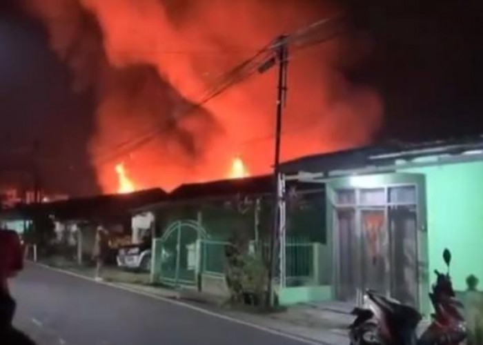 BREAKING NEWS: Api Lalap Sejumlah Rumah di Kawasan Asrama Sekojo Kalidoni Palembang