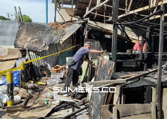 Berharap Bantuan Modal, Pedagang Pasar Cinde Mengais Barang di Reruntuhan Kios 
