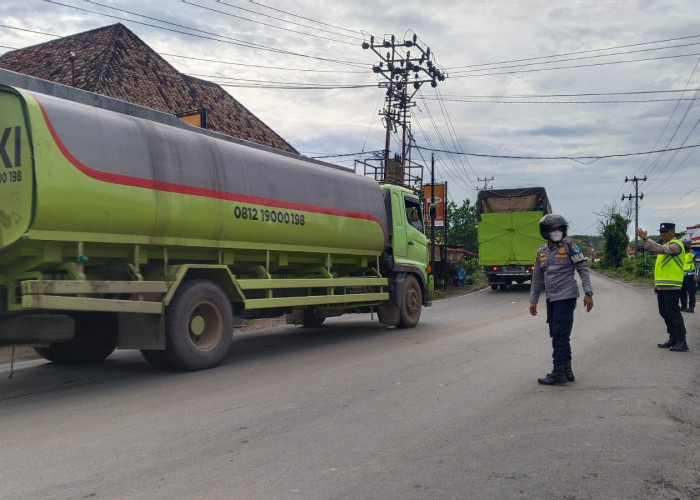 Mobil Mogok di Muara Meranjat, Jalan Lintas Timur Indralaya-Tanjung Raja Ogan Ilir Macet Panjang 2,5 Jam