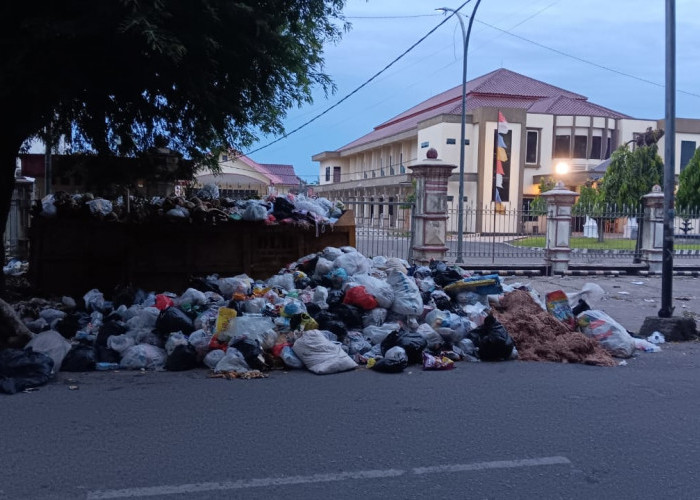 Tumpukan Sampah Menggunung di Muara Enim, Warga Keluhkan Bau dan Pemandangan Tak Sedap