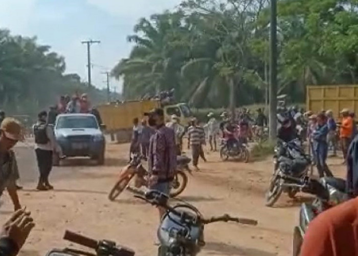 Warga Pagar Dewa Blokir Jalan, Tuntut Pihak Perusahaan Perbaiki Jalan Desa