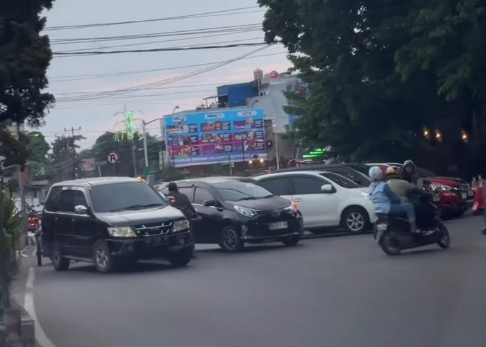 Parkir Berlapis di Pasar Depan Kantor Wali Kota Palembang Resahkan Pengendara, Macet Panjang Akhir Pekan