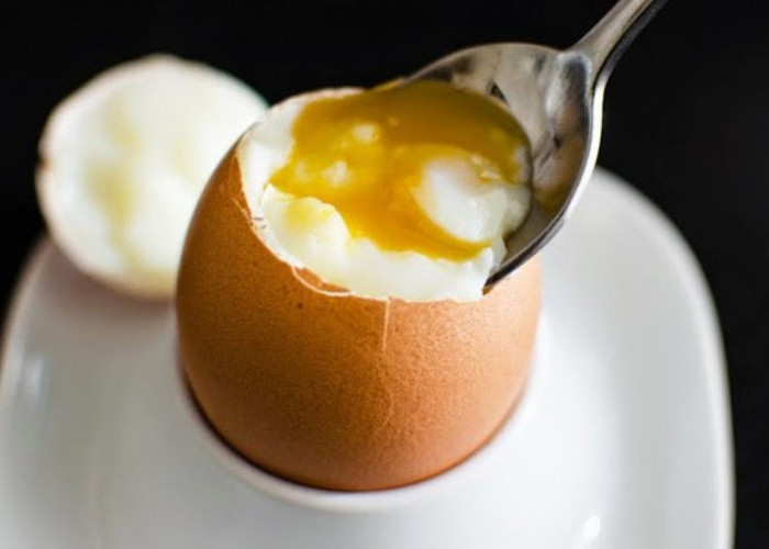 Cara Memasak Telur Setengah Matang dan Tips Anti Gagal agar Kuning Telur Gak Pecah