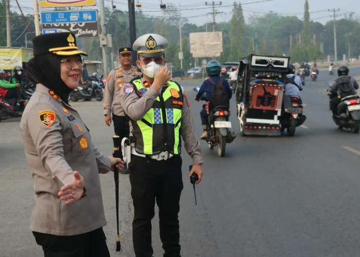 Pastikan Arus Lalu Lintas Lancar di Pagi Hari, Kapolres Ogan Ilir Turun Langsung Lakukan Pengaturan