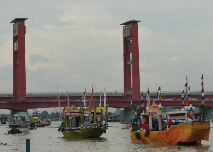 Dua Tahun Pandemi, Parade Perahu Hias Akhirnya Ramaikan Sungai Musi
