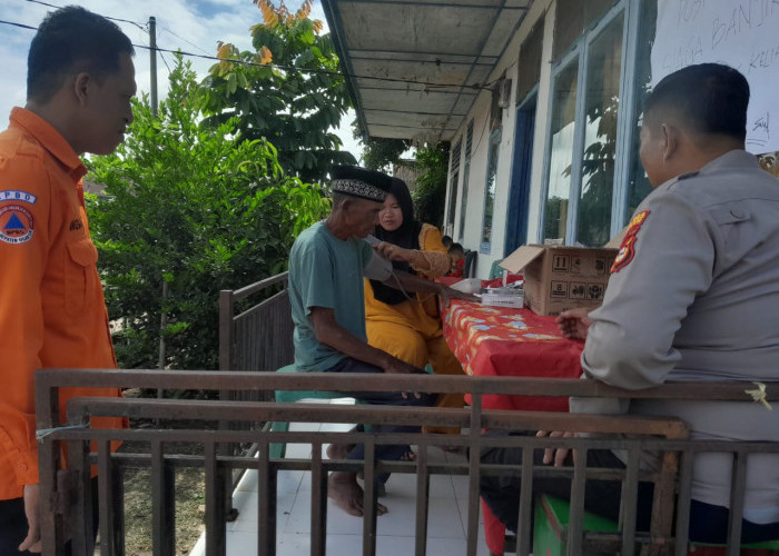 Tim Gabungan Pantau Ketinggian Air dan Cek Kesehatan Warga Terdampak Banjir di Desa Lubuk Keliat Ogan Ilir