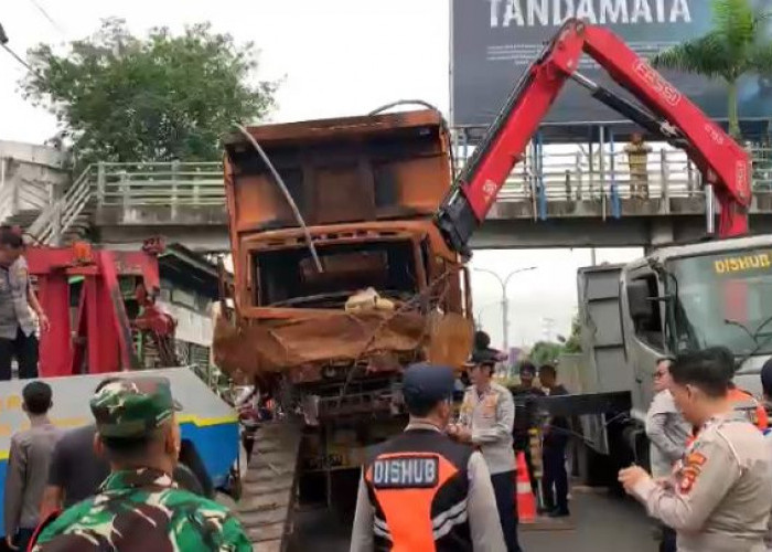 Truk Towing Pengangkut Dumptruk yang Nyangkut di JPO Dievakuasi, Polisi: Sopir Tidak Hapal Jalan