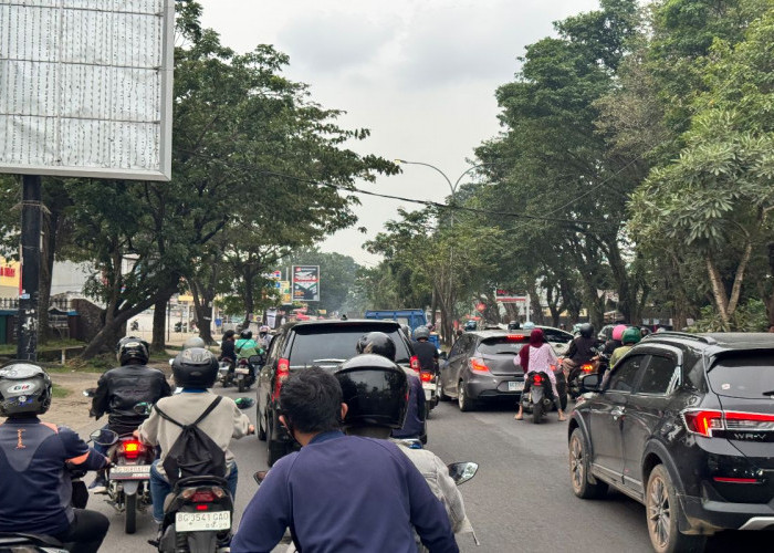 Kemacetan Lalulintas di Jl Ahmad Yani, Plaju, Palembang Semakin Panjang 