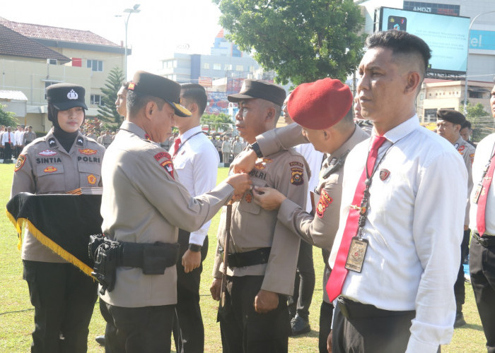Kapolda Sumsel Ganjar Pin Emas dan Piagam Penghargaan kepada 137 Personel Berprestasi