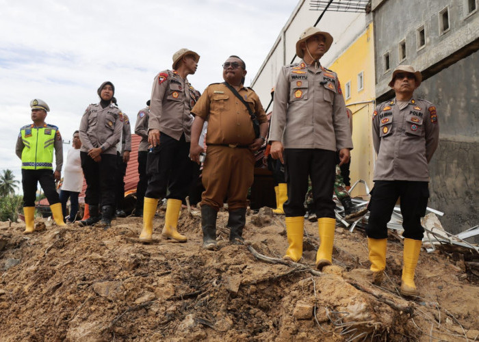 Aksi Heroik Polwan Tapanuli Tengah Evakuasi Ibu dan Dua Balita dari Longsor