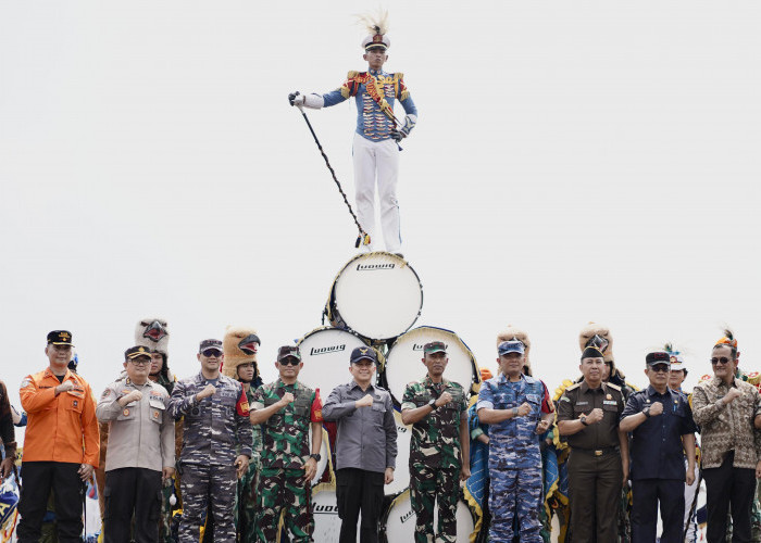 Pj Gubernur Agus Fatoni Kagum Atraksi Display Drumband Taruna dan Taruni AAU di Kota Palembang