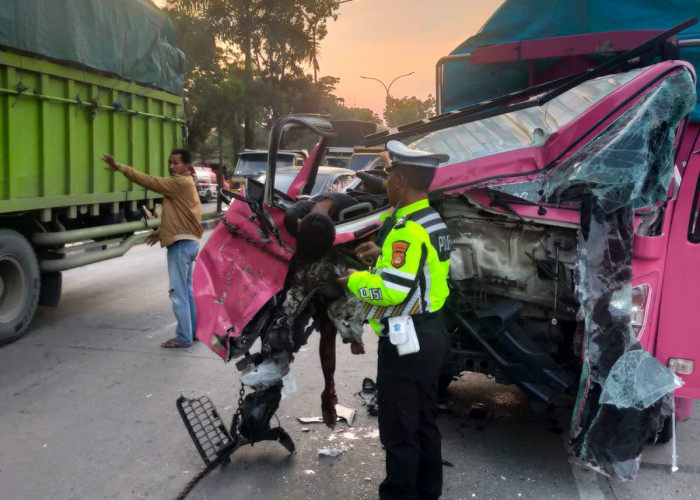 Tabrak Truk Parkir di Bahu Jalan, Pengemudi Diduga Mengantuk Tak Bisa Kendalikan Mobil Meninggal di TKP