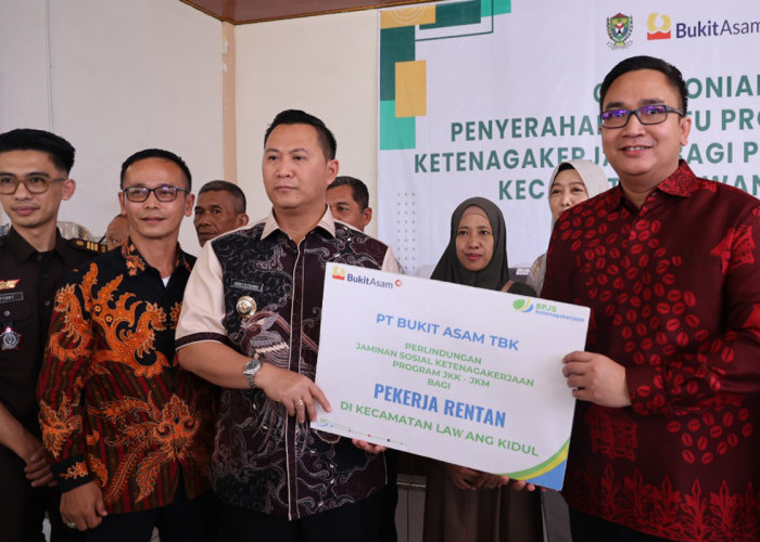 PT Bukit Asam Tbk Beri Perlindungan JKK dan JKM untuk 500 Pekerja Rentan di Muara Enim