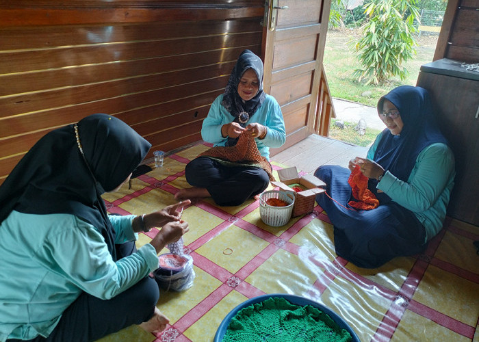 Tak Sekadar Hobi, Kisah Ibu Rumah Tangga SIBA Rajut yang Sukses Mendatangkan Cuan Berkat Dukungan PTBA