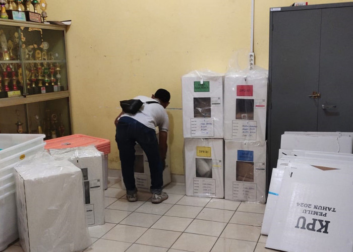 Kotak Suara Pemilu 2024 Tiba di PPK Muara Enim, Penjagaan Ketat Dilakukan