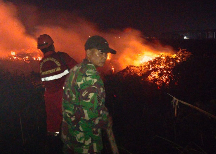 Karhutla di Desa Padang Bulan Jejawi OKI Malam Hari Babinsa dan Tim Gabungan Berjibaku Padamkan 
