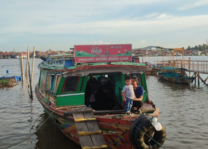Warung Terapung di Tepian Sungai Musi Sajikan Makanan Khas Palembang