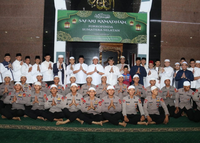 Kapolda dan Gubernur Herman Deru Ikuti Safari Ramadan 1446 H di Masjid Assa'adah Mapolda Sumsel