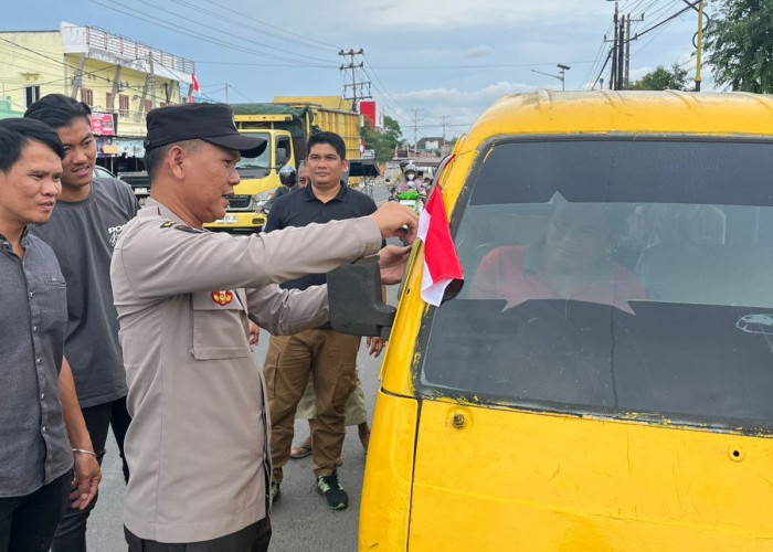 Sat Intelkam Polres Ogan Ilir dan Polsek Indralaya, Ajak Pengendara Kibarkan Bendera Merah Putih Jelang HUT RI