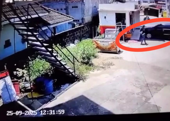 ﻿Parkir di Kafe, Dua Pelaku Terekam Kamera CCTV Pecahkan Kaca Mobil Korban Gasak Barang Berharga 