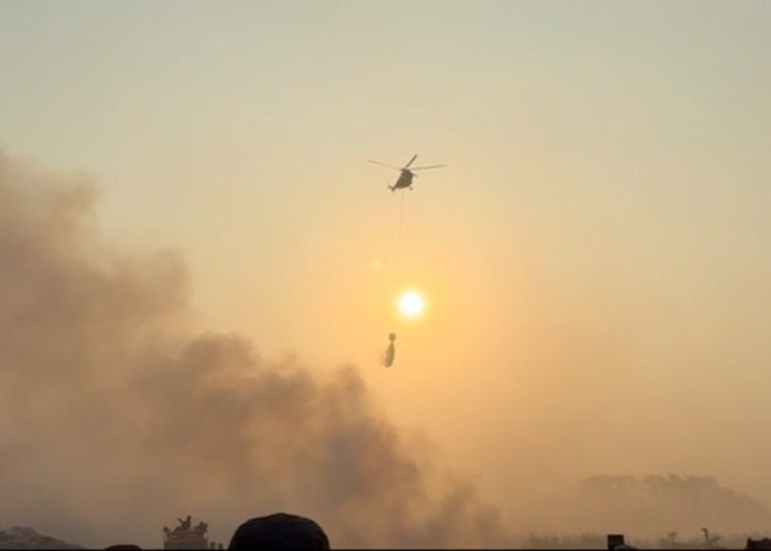 Kebakaran TPA Jatiwaringin Belum Berhasil Dipadamkan, BNPB Kerahkan Helikopter Water Bombing
