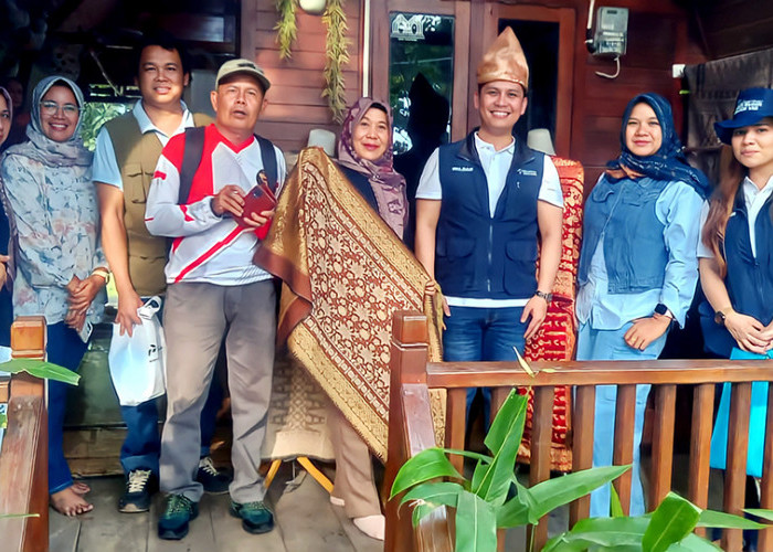 Kisah Yenny Puspitasari: Mengangkat Songket Behembang Lingge dari Desa Lingga ke Panggung Nasional