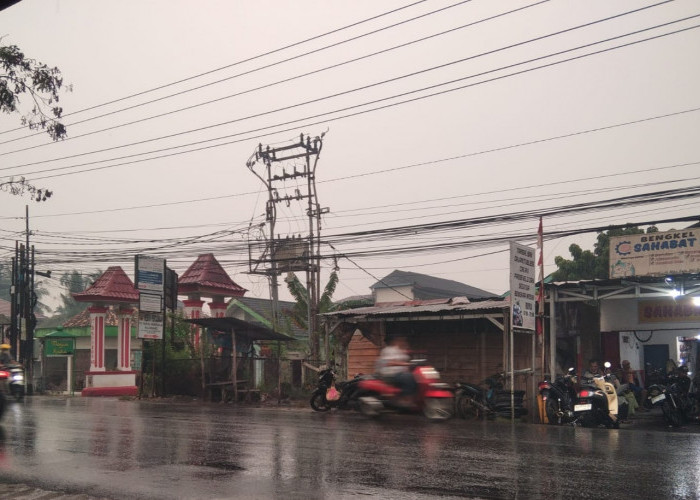 Hujan Guyur Wilayah Kecamatan Kalidoni Palembang, Pengendara Motor Berteduh 