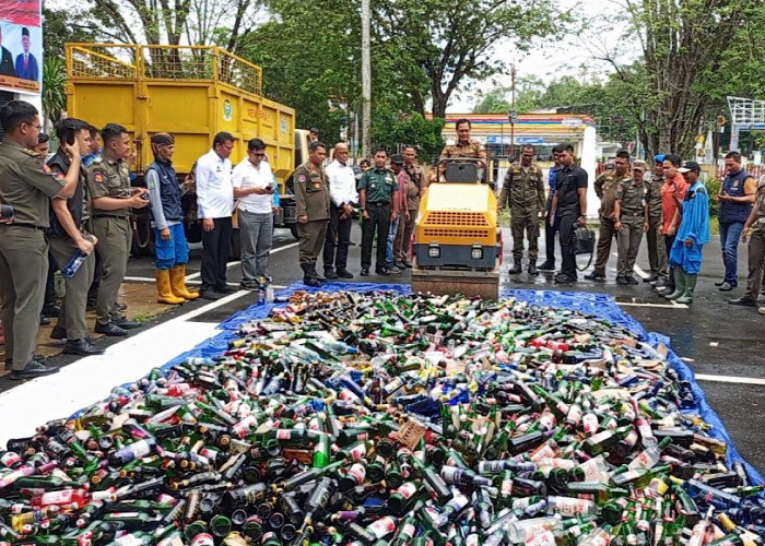 Jelang Tahun Baru, Satpol PP Muara Enim Musnahkan 2.220 Botol Miras 