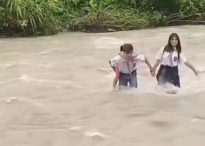 Akses Jalan Rusak, Asdar dan Adik Harus Seberangi Sungai untuk Sekolah