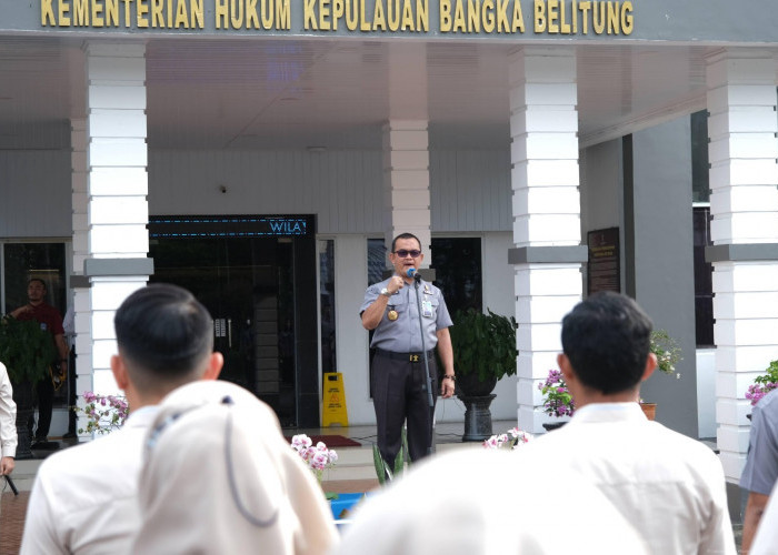 Apel Pagi Bersama, Kakanwil Kemenkum Babel Serahkan SK Kenaikan Pangkat