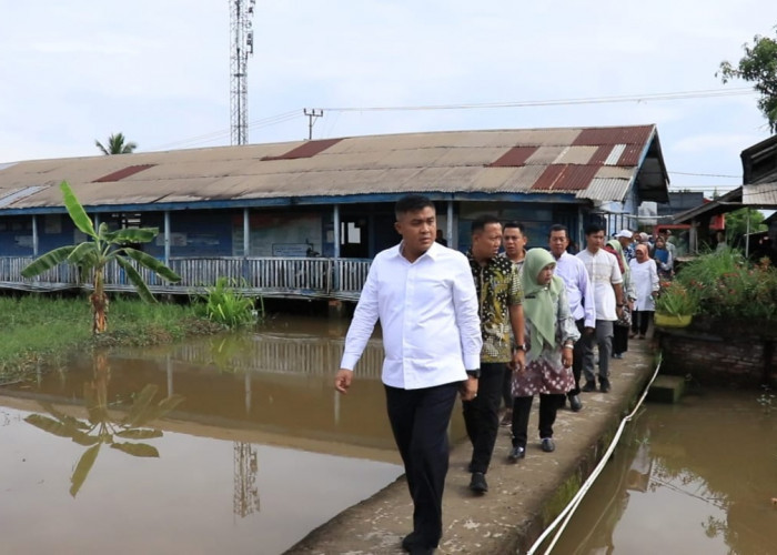 Pondasi Sekolah Miring, Atap Bocor﻿: SDN 200 Dapat Perhatian Sekda Palembang Aprizal