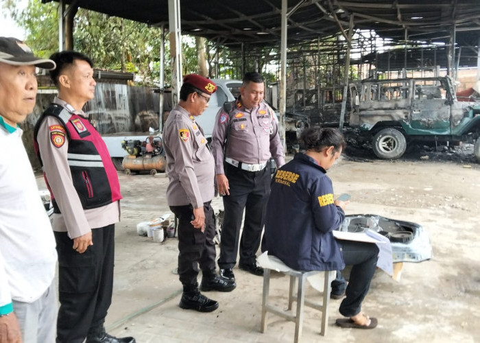 Kebakaran Bengkel Mobil di Palembang Hanguskan 4 Kendaraan Dipicu Percikan Api, Hardtop hingga Jupiter Gosong 
