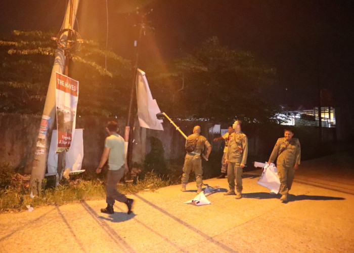 2 Malam Sweeping di Jalan Poros, Ribuan Spanduk Cakada Diturunkan Sat Pol-PP Palembang 