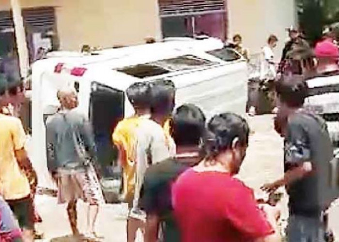Dipicu Isu Penculikan, Mobil Warga Jawa Barat Hancur di Muratara, Polisi Evakuasi 5 Orang dari Amukan Warga 