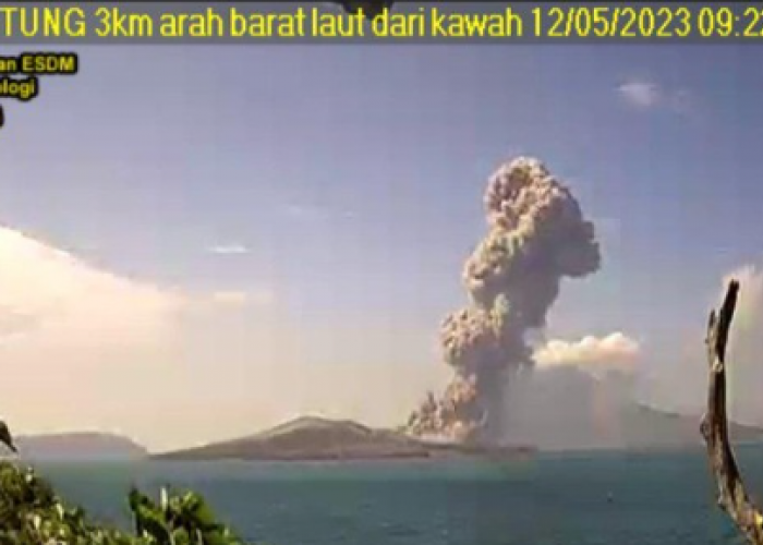 Kembali Erupsi Pagi Ini, Anak Krakatau Semburkan Abu Setinggi 2 Km