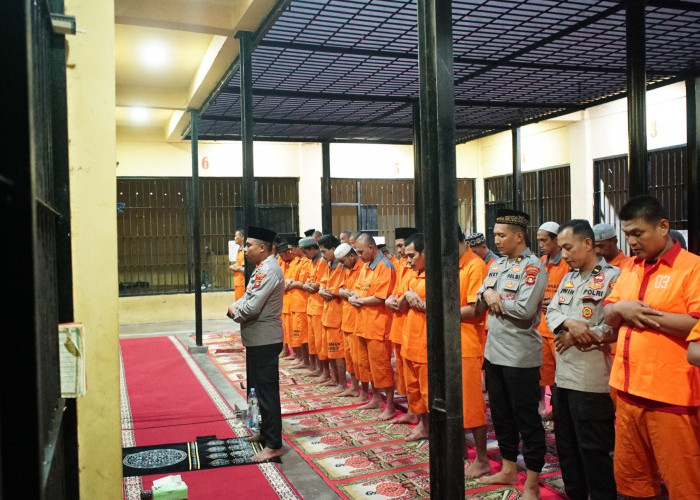 Kapolres OKI Buka Puasa dan Sholat Magrib Bersama Tahanan dan Personel Jaga