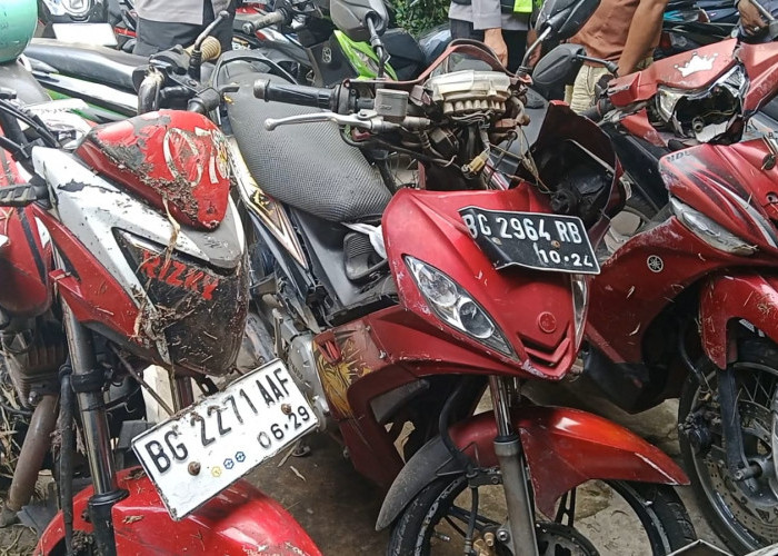 Tembok Parkiran PTC Mall Palembang Tiba-Tiba Roboh, Timpa 8 Motor dan Seorang Jukir Alami Luka 