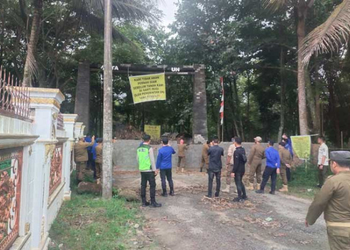 Adu Kuat, Pol PP Pemkab OKI Bongkar Beton Menuju SMKN 3 Kayuagung