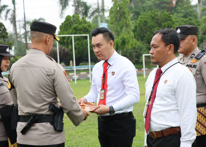 Tutup Tahun 2023, Polres Ogan Ilir Berikan Penghargaan ke 24 Personel Berprestasi dan Berdedikasi