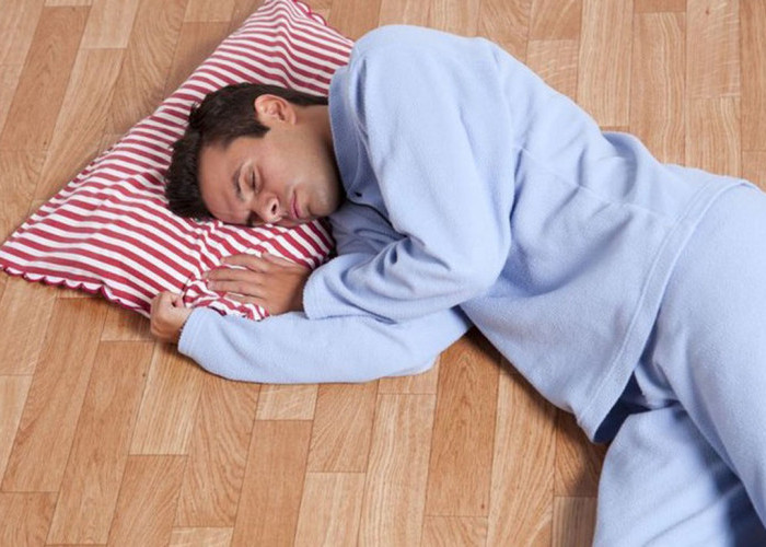 Catat! Berikut Ini Manfaat dan Risiko Kebiasaan Tidur Dilantai Tanpa Alas yang Wajib Anda Tahu
