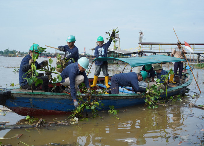 Aksi Bersih Sungai dan Dermaga Pusri Sambut World Cleanup Day 2025