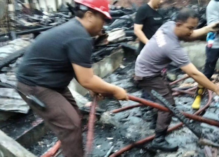 Noval Sedang Mengaji Saat Rumahnya Terbakar, 10 Suku Emas Neneknya Masih Terus Dicari di Sisa Puing Bangunan  