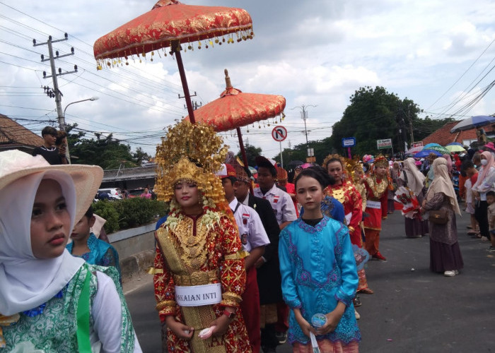 SERU BANGET! Siswa-siswi di Kabupaten OKI Ikuti Karnaval Budaya Semarak Kemerdekaan 2024