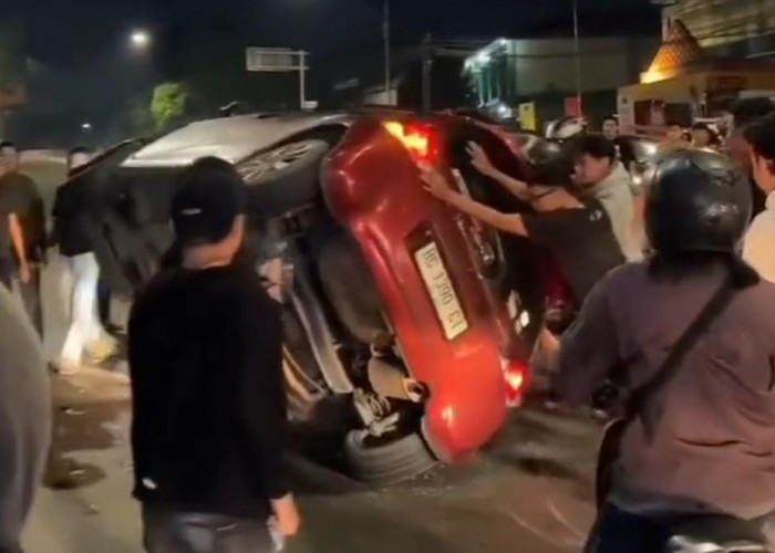 Diduga Sopir Mengantuk, Honda Brio Hantam Calya di Depan SPBU Taman Makam Pahlawan Palembang